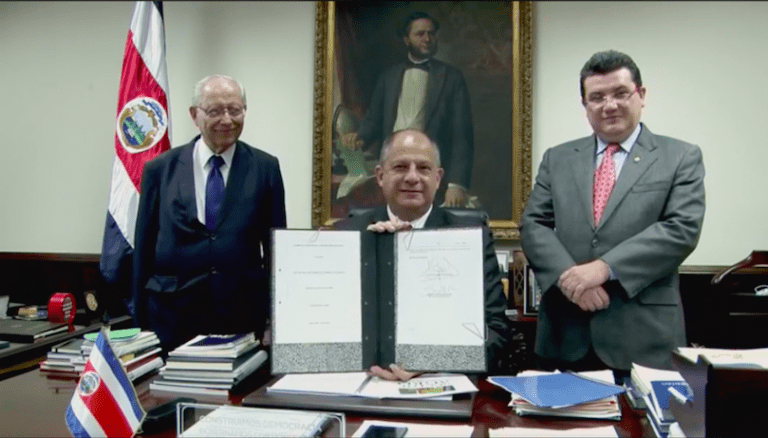 Presidente firma ley que prohibirá a futuros diputados nombrar familiares