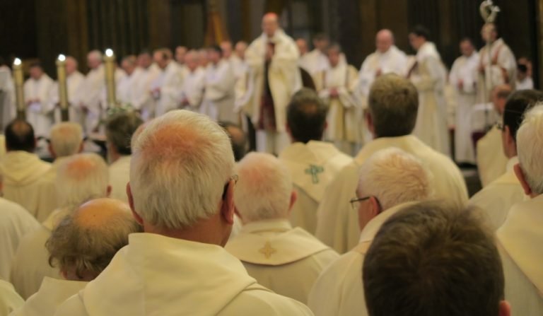 Sacerdotes lamentan ‘manipulación’ de pastores evangélicos para favorecer a un candidato