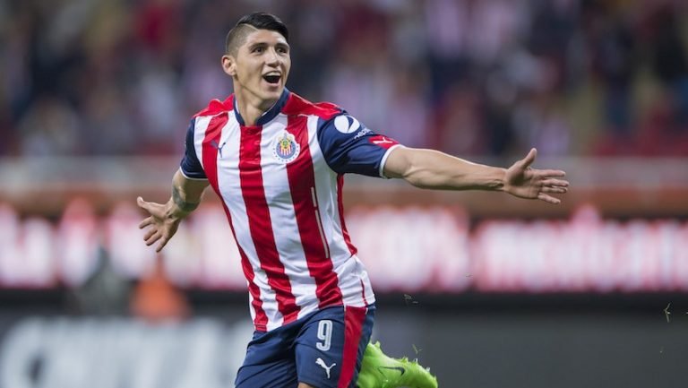 Chivas golpea primero y está a un paso del Mundial de Clubes