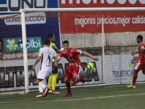 Santos derrotó 1-0 a Alajuelense a pesar de jugar más de 60 minutos con un hombre menos