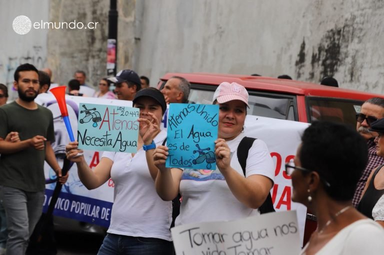 Atenienses protestan frente Asamblea Legislativa por falta de agua