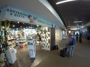 Comercios del Aeropuerto Juan Santamaría reciben reconocimiento por excelencia