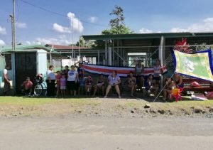 Padres bloquean ingreso de niños a escuela y piden destitución de directora