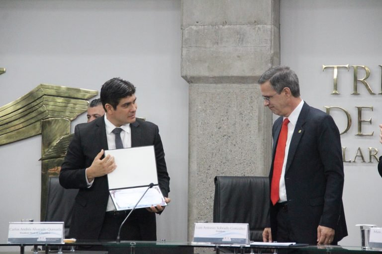 TSE entrega credencial que ratifica a Carlos Alvarado como presidente de la República