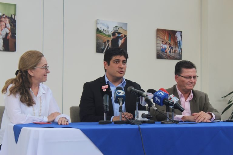 Carlos Alvarado promete que todos los centros educativos tendrán banda ancha para 2021