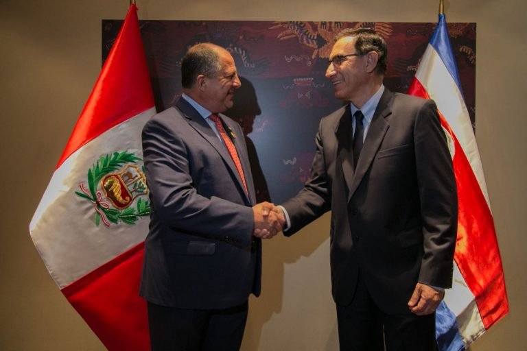 Presidente Solís se reúne con su homólogo de Perú en Cumbre de las Américas