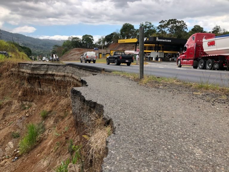 CONAVI cierra carril en Naranjo por deslizamiento