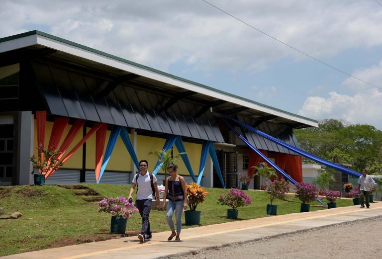 UCR inaugura primer edificio en futuro campus de Esparza