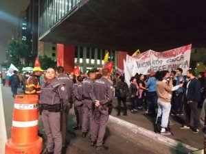Organizaciones se manifiestan frente oficinas de Petrobrás en Sao Paulo por huelga de camioneros
