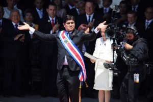 ¡Si, lo juro! expresó Carlos Alvarado al recibir la banda presidencial en la Plaza de la Democracia