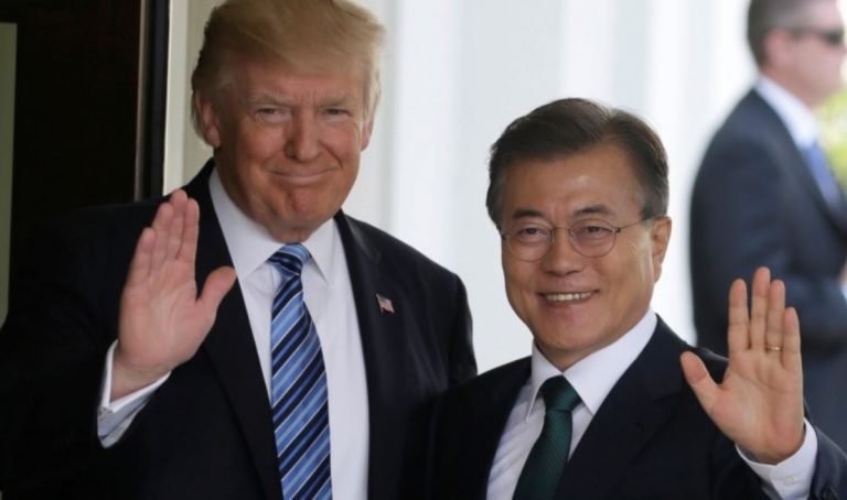 Trump recibe a presidente surcoreano para discutir la cumbre con Kim
