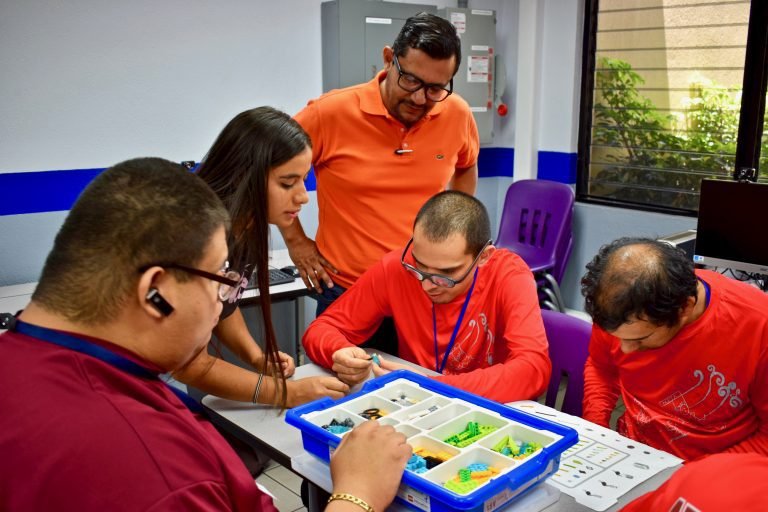Robótica cobra vida en manos de un grupo de jóvenes con discapacidad