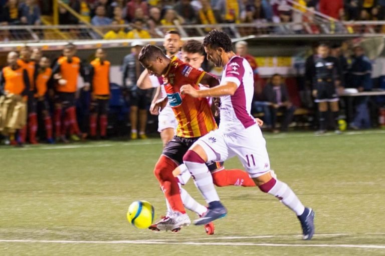 ¡Así saldrán a la cancha los equipos de Herediano y el Deportivo Saprissa!