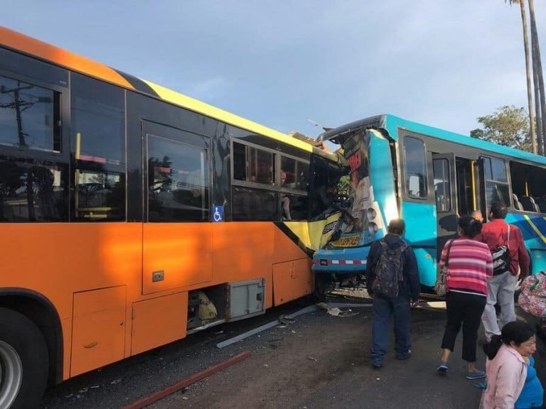 10 personas en condición roja por choque entre autobuses