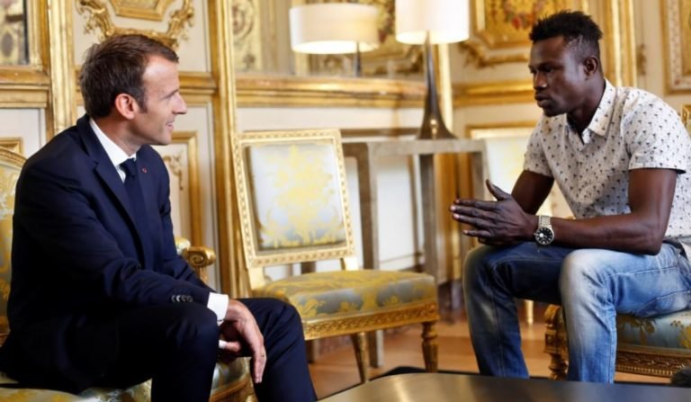 Joven inmigrante malí salva a niño que colgaba de balcón en París