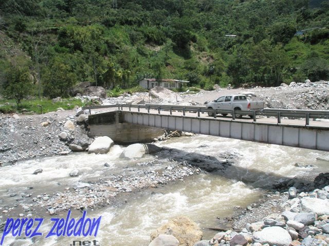 Puentes Bailey sustituirán estructura que cedió por fuertes lluvias en Pérez Zeledón