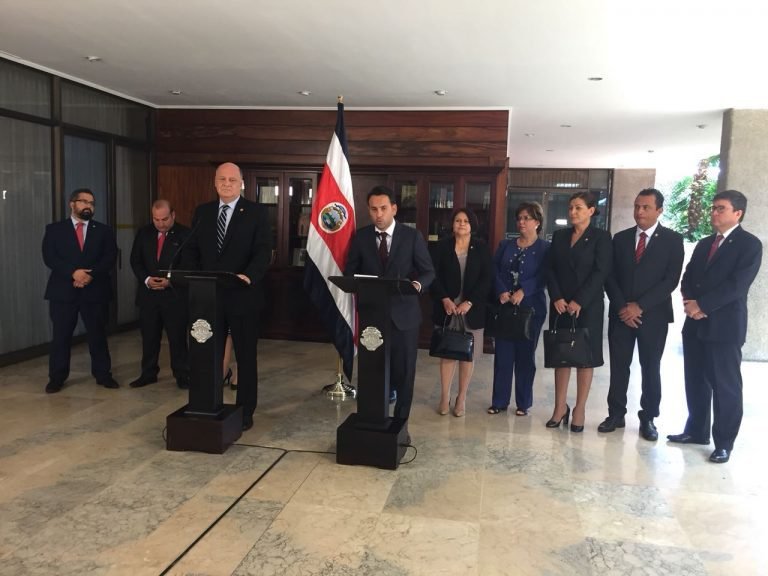 Carlos Alvarado se reúne con bancada del PUSC