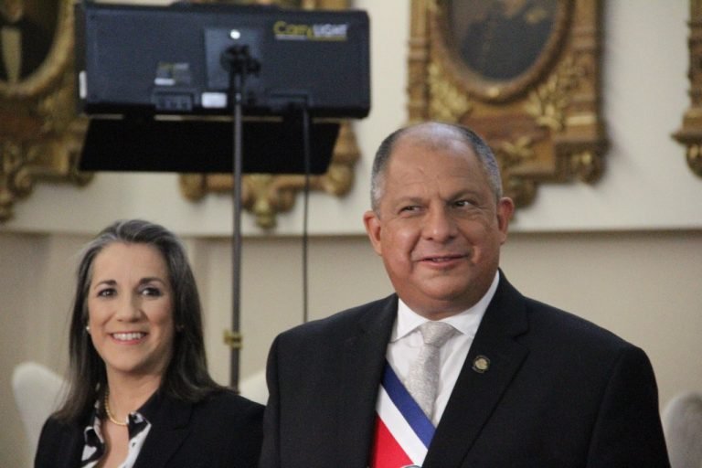 Luis Guillermo Solís critica trato que le dio la prensa en caso del cemento chino