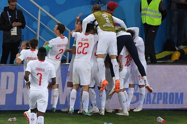 Suiza vence a Serbia por 2-1 y queda a un paso de octavos del Mundial