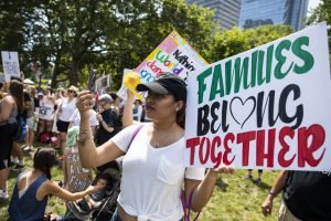 Protestas en todo EEUU contra la dura línea antiinmigrantes de Trump