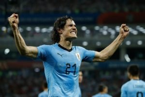 Cavani suma doblete y sube al podio goleador del Mundial