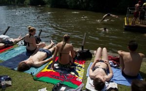 Alboroto en un estanque londinense por acogida de personas transgénero