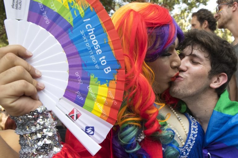 Decenas de miles de personas participan en la Gay Pride de Tel Aviv