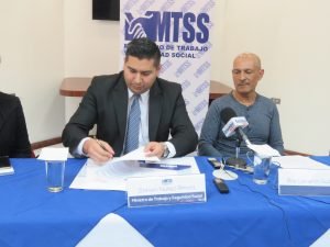 Otorgan primer traspaso de pensión a pareja del mismo sexo