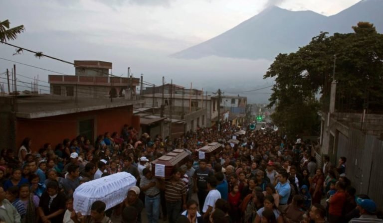 Guatemala lucha por identificar a las víctimas del volcán