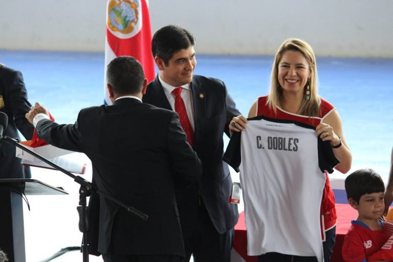 Fedefútbol se disculpa con Claudia Dobles entregándole camisa con su nombre