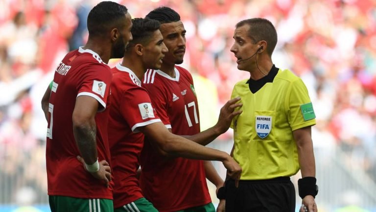 Mark Geiger en el ojo del huracán por controversia por pedir camisa de jugador