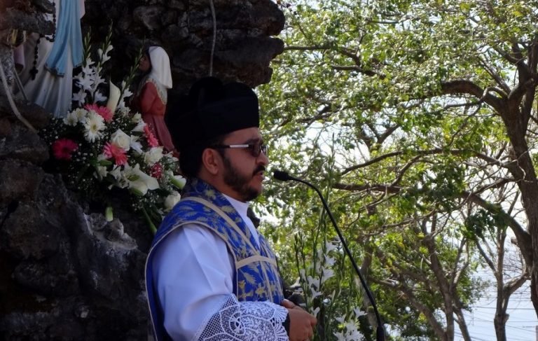 Sacerdote Sixto Varela: “El señor presidente juega con la fe de la mayoría del pueblo”