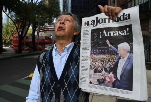 Caen el peso y la bolsa de México tras victoria del izquierdista Lopez Obrador