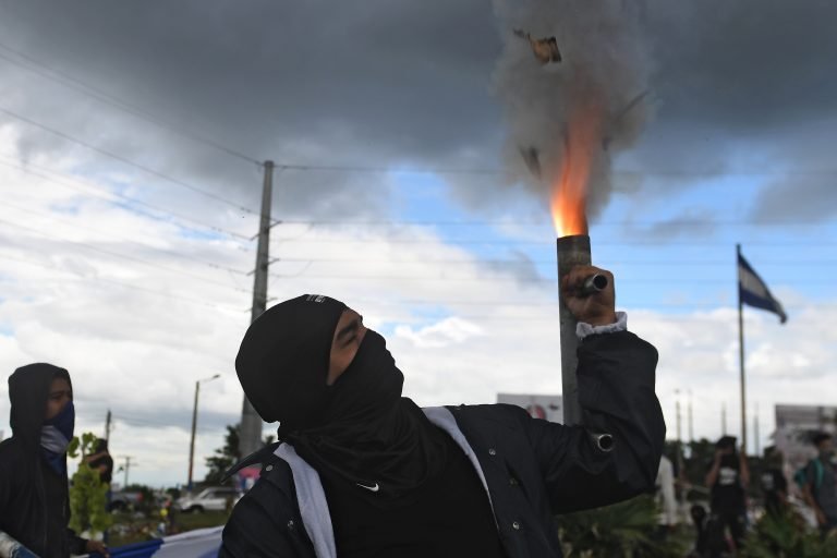 Ciudad rebelde de Masaya resiste brutal ataque de fuerzas gubernamentales en Nicaragua