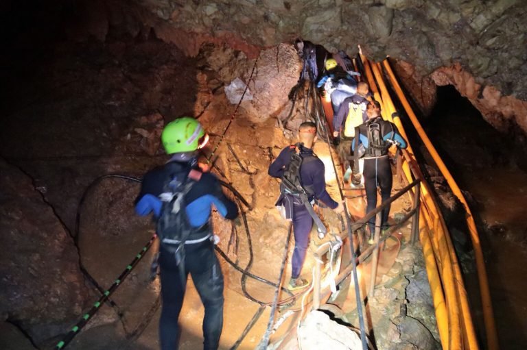 Buzos rescatan a otros cuatro niños de la gruta inundada en Tailandia