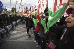 El pañuelo verde por el derecho al aborto, nuevo ícono en Argentina