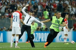 Cuatro personas invadieron el campo de juego en la final Francia-Croacia