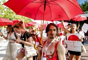 Prostitutas bailan y cantan por la legalización de su tan antigua profesión
