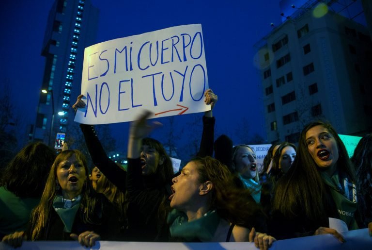 Gobierno chileno presenta demanda por ataque a mujeres en marcha pro aborto