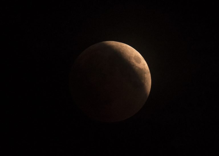 El planeta rojo y la “luna de sangre” se alían en un espectáculo celeste