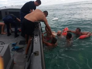 Guardacostas rescata a cuatro turistas mar adentro en Quepos