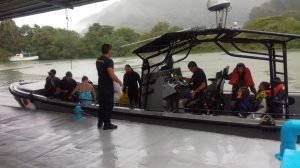 Guardacostas rescata a tripulantes de lancha que rayo dejó a la deriva