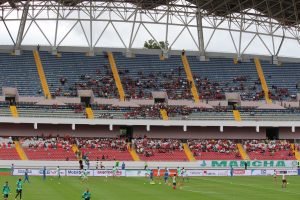 Gradas vacías para ver a Liga Deportiva Alajuelense enfrentar al Palmeiras