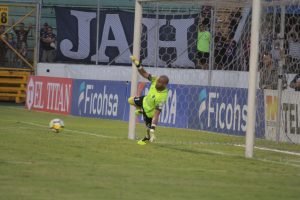 Alajuelense se despide de Honduras con triunfo por penales ante el Motagua