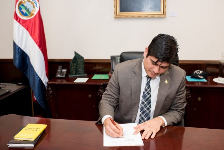 Carlos Alvarado decretó prórroga de dos años a horarios escalonados