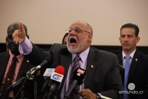 Carlos Avendaño denuncia exclusión de hombres en terna para Defensoría