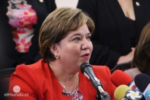 Shirley Díaz pide al presidente “un poquito de liderazgo” y orden en el AyA