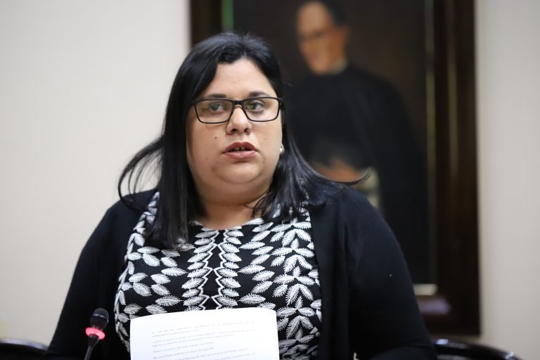 Paola Vega sobre sesión en Limón: No debió iniciar con un acto religioso y una oración