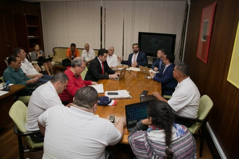 Gobierno prepara a voceros para atender a taxistas