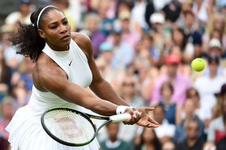 Serena Williams regresa al Wimbledon con una ajustada victoria